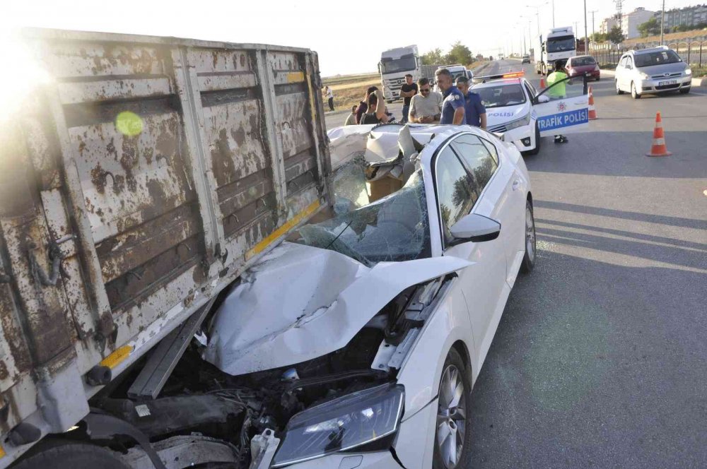 Konya'dan Karaman yönüne giden otomobil duran çekiciye çarptı! 1'i ağır 4 yaralı