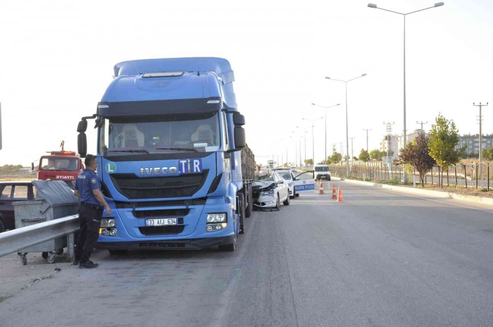 Konya'dan Karaman yönüne giden otomobil duran çekiciye çarptı! 1'i ağır 4 yaralı