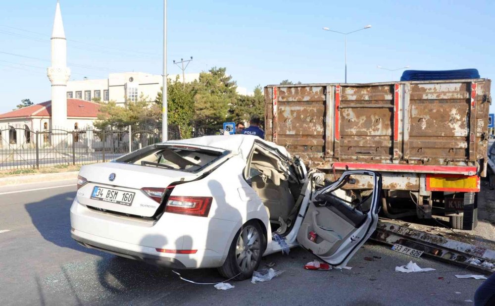 Konya'dan Karaman yönüne giden otomobil duran çekiciye çarptı! 1'i ağır 4 yaralı