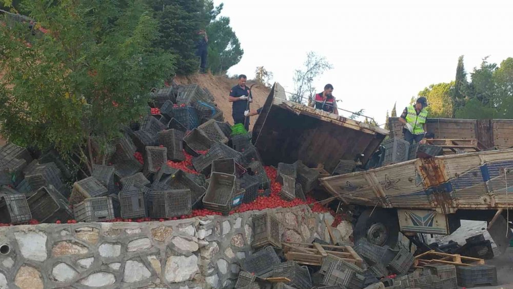 Uşak'ta feci kaza! Kamyon duvara çarptı, Nazım Candar hayatını kaybetti
