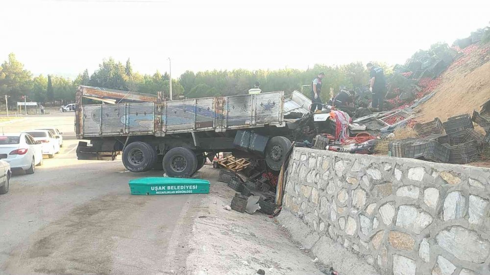 Uşak'ta feci kaza! Kamyon duvara çarptı, Nazım Candar hayatını kaybetti