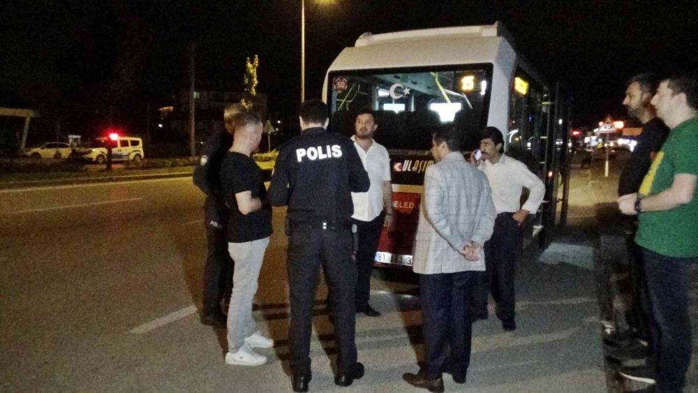 Halk otobüsünde korku dolu anlar! Silahlı saldırı anı kamerada