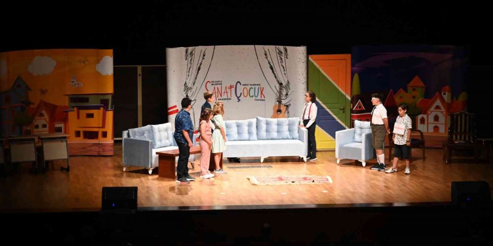 Konya haber! Selçuklu Sanat Akademisi öğrencilerinin 'Paldır Güldür Şov' tiyatro gösterisi beğeni topladı