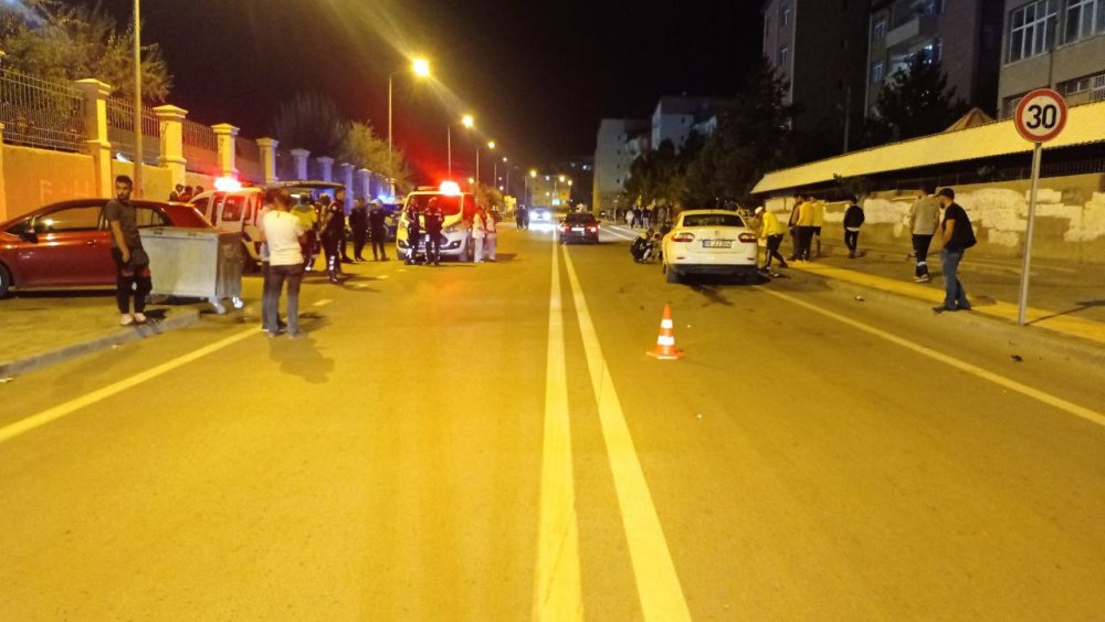 Sivas’ta ehliyetsiz sürücü motosiklete çarptı! 1 yaralı