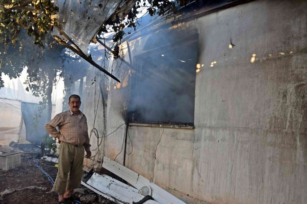 Antalya’daki orman yangını kontrol altına alındı! 3 ev ve seralar zarar gördü