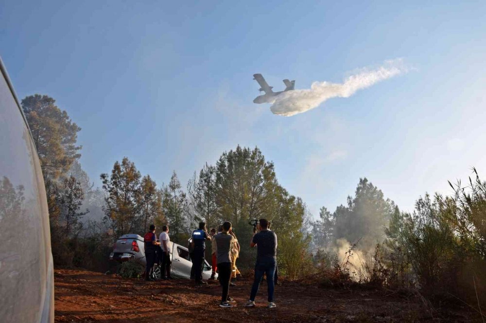 Antalya’daki orman yangını kontrol altına alındı! 3 ev ve seralar zarar gördü