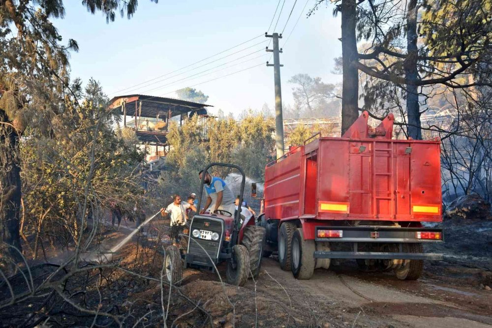 Antalya’daki orman yangını kontrol altına alındı! 3 ev ve seralar zarar gördü