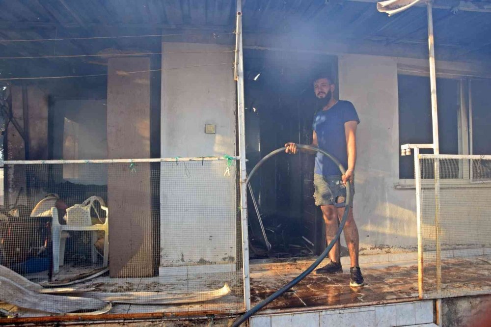 Antalya’daki orman yangını kontrol altına alındı! 3 ev ve seralar zarar gördü