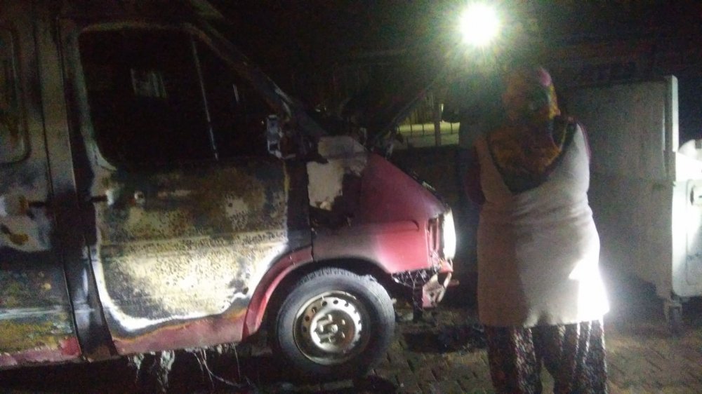 Konya’da bir garip kaza! Park halinde hareket eden minibüs konteyneri devirip alev topuna döndü