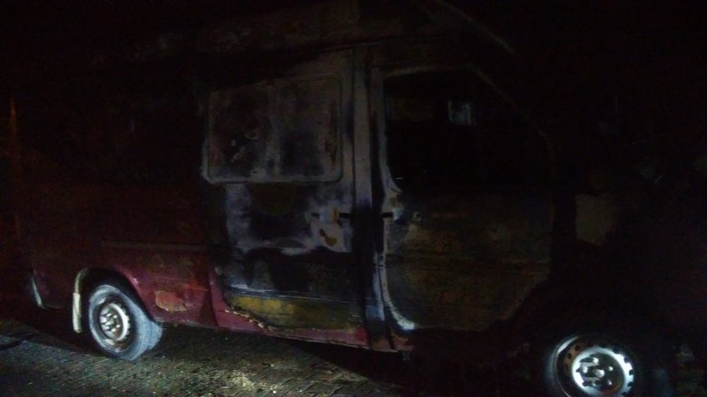 Konya’da bir garip kaza! Park halinde hareket eden minibüs konteyneri devirip alev topuna döndü