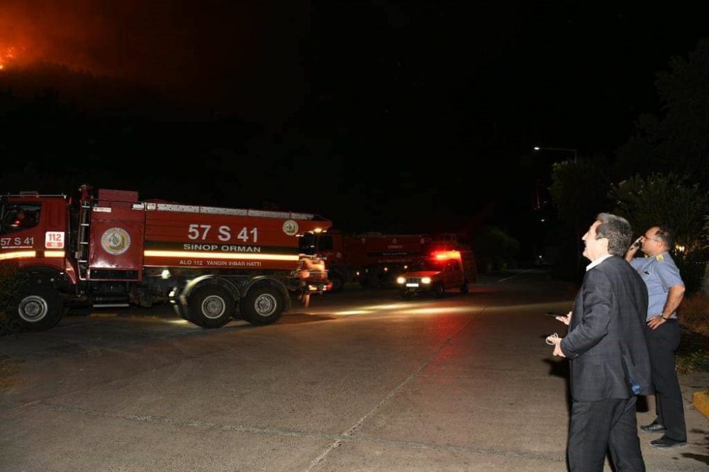 Marmaris’teki orman yangınına binin üzerinde personel karadan müdahale ediyor