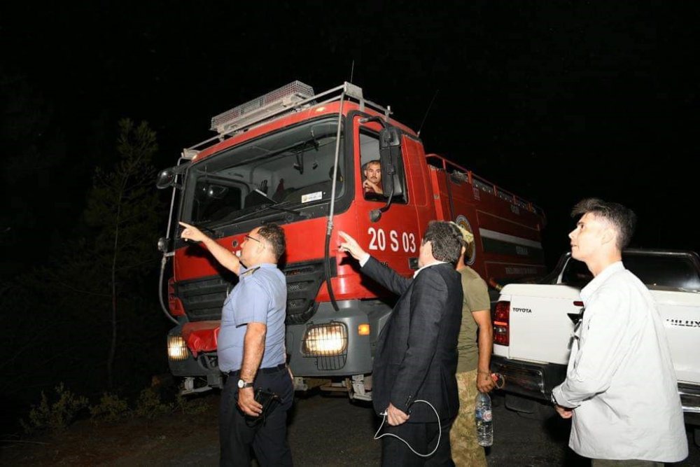 Marmaris’teki orman yangınına binin üzerinde personel karadan müdahale ediyor
