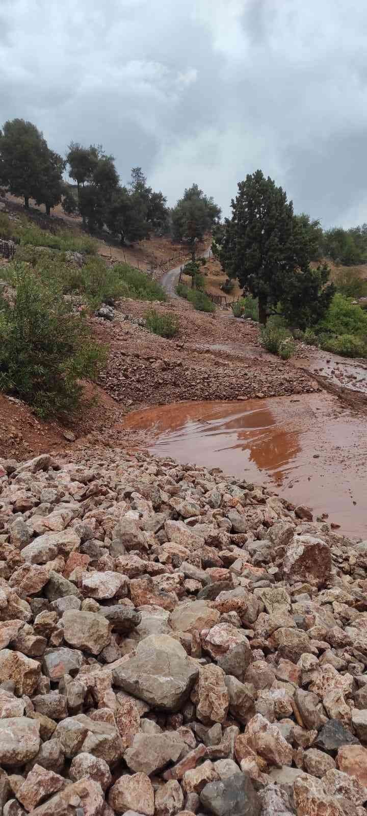 Aladağ'da şiddetli yağmur heyelana neden oldu! 5 mahallenin yolları ulaşıma kapandı