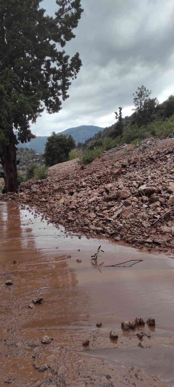 Aladağ'da şiddetli yağmur heyelana neden oldu! 5 mahallenin yolları ulaşıma kapandı
