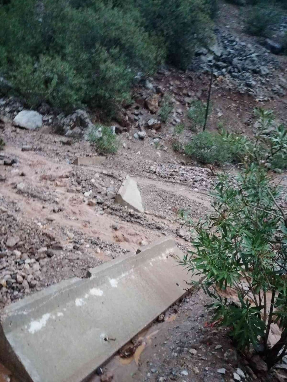 Aladağ'da şiddetli yağmur heyelana neden oldu! 5 mahallenin yolları ulaşıma kapandı