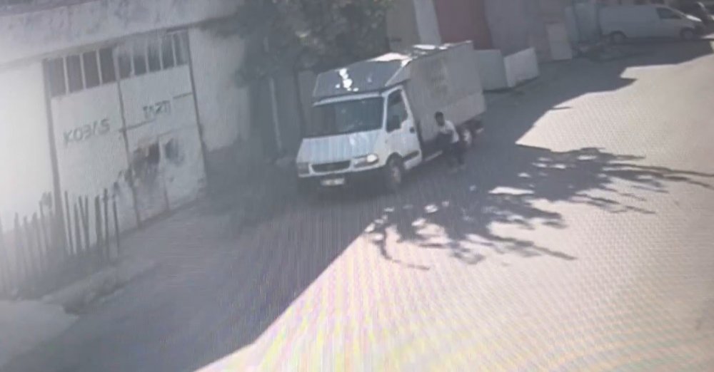 Araç tamiri için geldiği Konya'da çantası boşaltıldı! 3 hırsız çocuk şubeye götürüldü