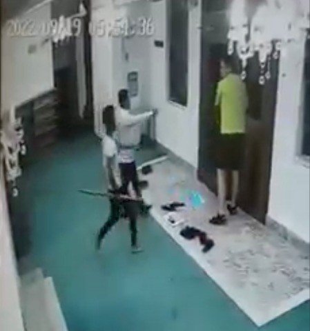 Sabah namazında camiye kazma ve ayakkabıyla giren turist sınır dışı edildi! O anlar kamerada