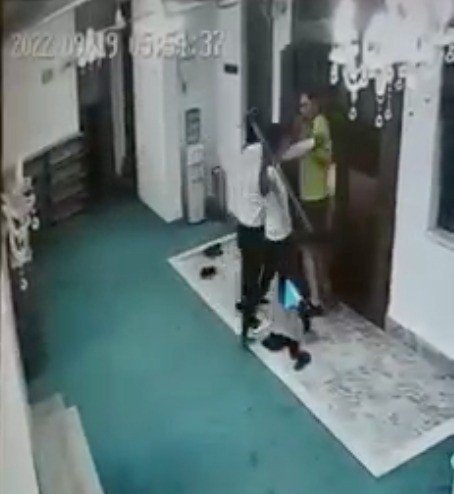 Sabah namazında camiye kazma ve ayakkabıyla giren turist sınır dışı edildi! O anlar kamerada
