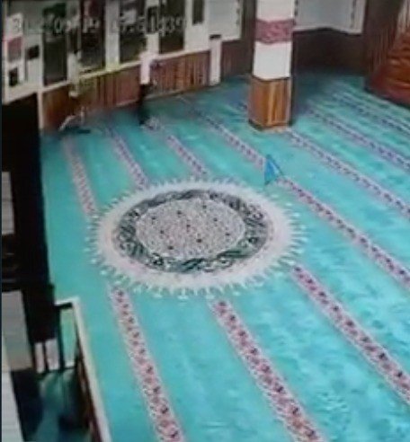 Sabah namazında camiye kazma ve ayakkabıyla giren turist sınır dışı edildi! O anlar kamerada