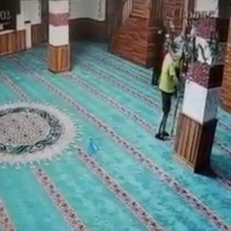 Sabah namazında camiye kazma ve ayakkabıyla giren turist sınır dışı edildi! O anlar kamerada