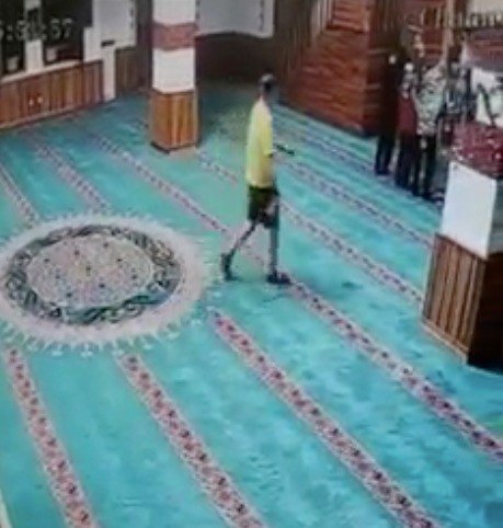 Sabah namazında camiye kazma ve ayakkabıyla giren turist sınır dışı edildi! O anlar kamerada
