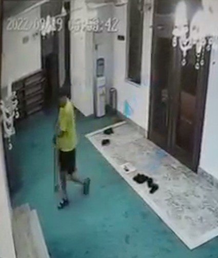 Sabah namazında camiye kazma ve ayakkabıyla giren turist sınır dışı edildi! O anlar kamerada