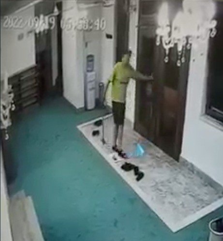 Sabah namazında camiye kazma ve ayakkabıyla giren turist sınır dışı edildi! O anlar kamerada