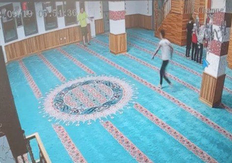 Sabah namazında camiye kazma ve ayakkabıyla giren turist sınır dışı edildi! O anlar kamerada