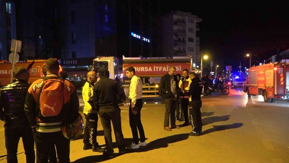 Fritöz alev aldı 6 katlı binanın çatı katı yandı! 1 kişi dumandan etkilendi