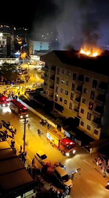 Fritöz alev aldı 6 katlı binanın çatı katı yandı! 1 kişi dumandan etkilendi