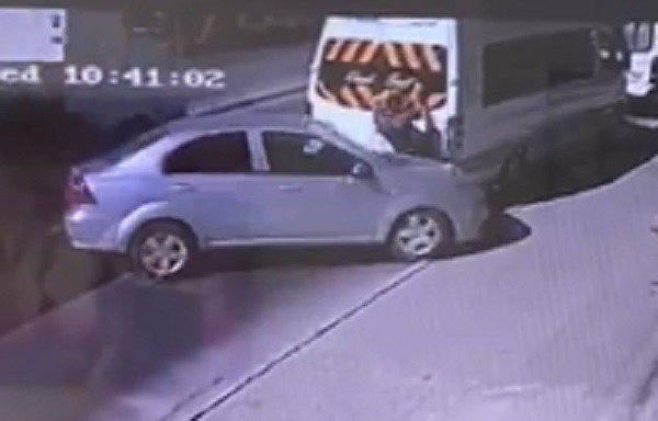 İzmir'de acı ölüm! İki aracın arasında sıkışan Hamza Duygu hayatını kaybetti