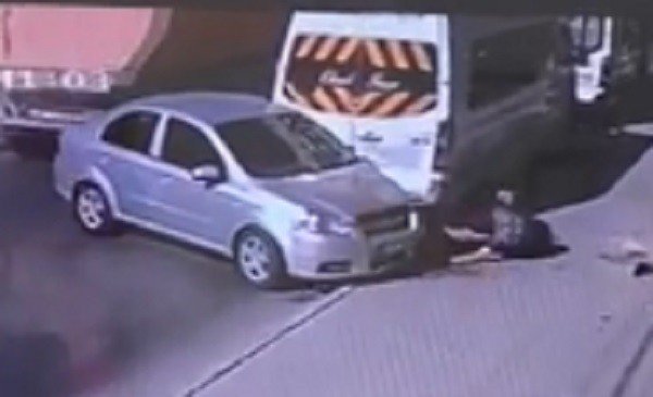 İzmir'de acı ölüm! İki aracın arasında sıkışan Hamza Duygu hayatını kaybetti