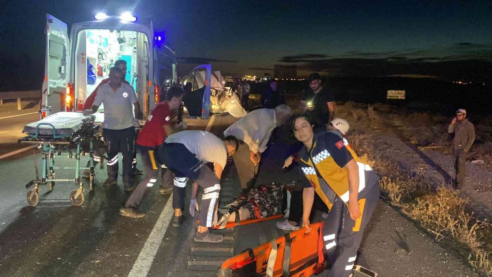 Aksaray - Konya yolunda otomobil traktöre çarptı! Araçlar hurdaya döndü! 2’si ağır 3 yaralı