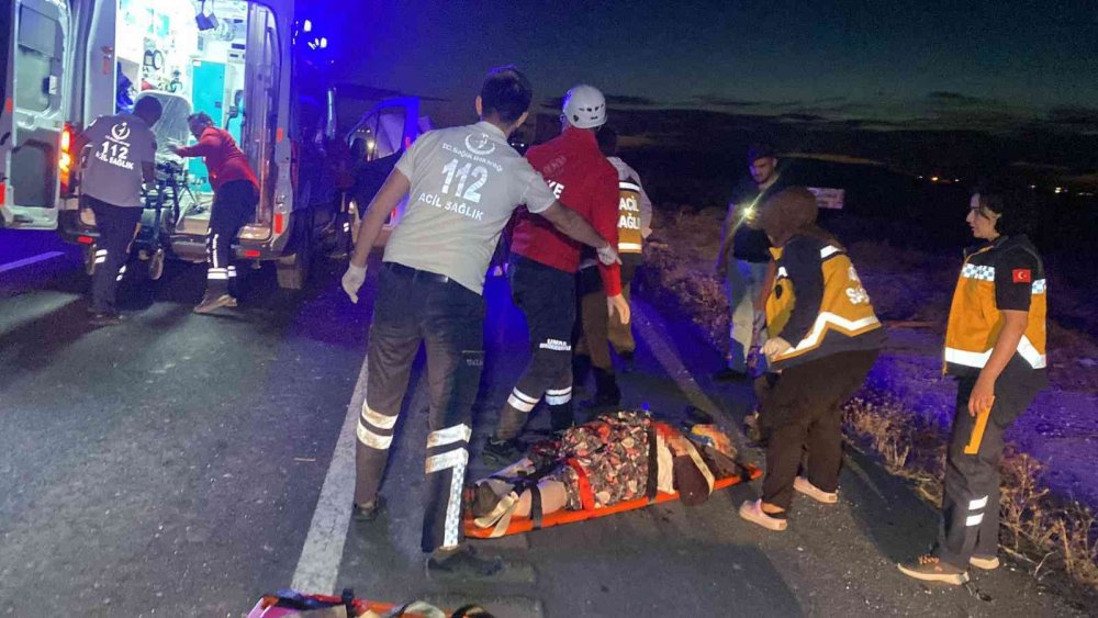 Aksaray - Konya yolunda otomobil traktöre çarptı! Araçlar hurdaya döndü! 2’si ağır 3 yaralı