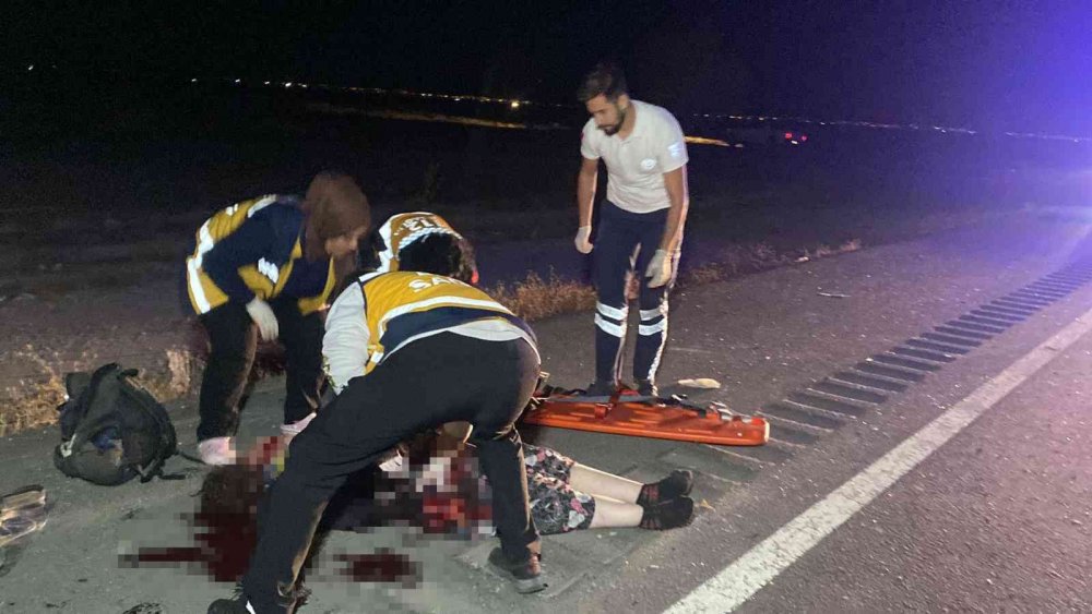 Aksaray - Konya yolunda otomobil traktöre çarptı! Araçlar hurdaya döndü! 2’si ağır 3 yaralı