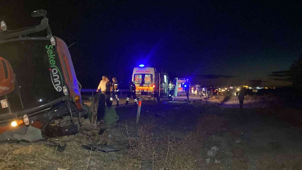 Aksaray - Konya yolunda otomobil traktöre çarptı! Araçlar hurdaya döndü! 2’si ağır 3 yaralı