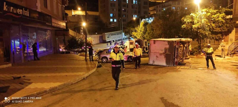Ankara’da feci ölüm! Park halindeki araçlara çarpıp devrilen kamyonetin sürücüsü yaşamını yiitirdi