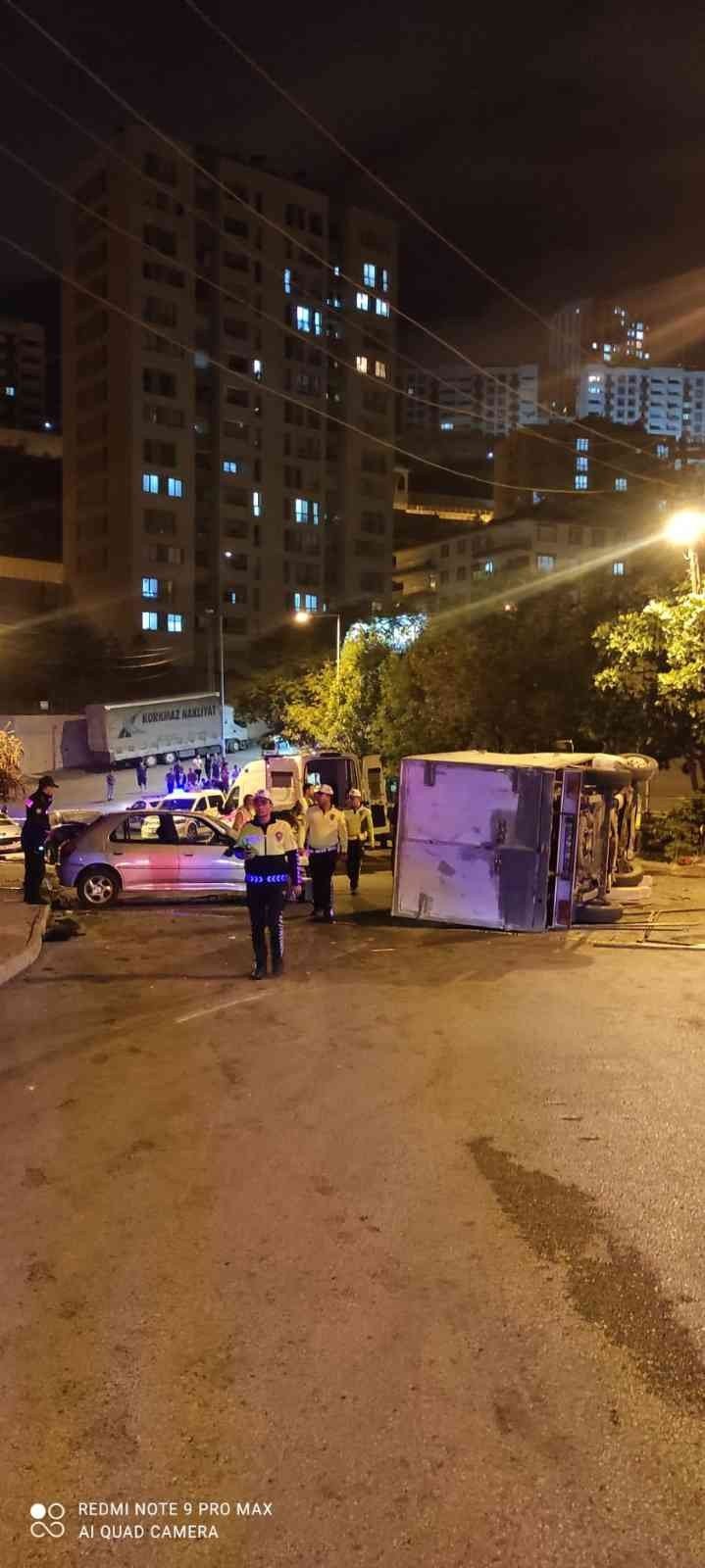 Ankara’da feci ölüm! Park halindeki araçlara çarpıp devrilen kamyonetin sürücüsü yaşamını yiitirdi