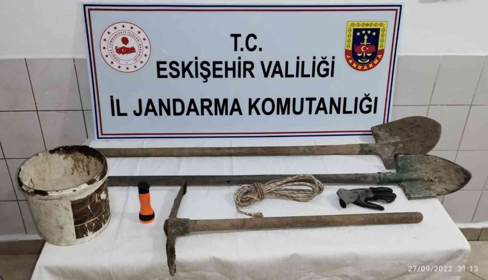 Eskişehir'de definecilere suçüstü! 3 kişi kaçak kazı yaparken yakalandı