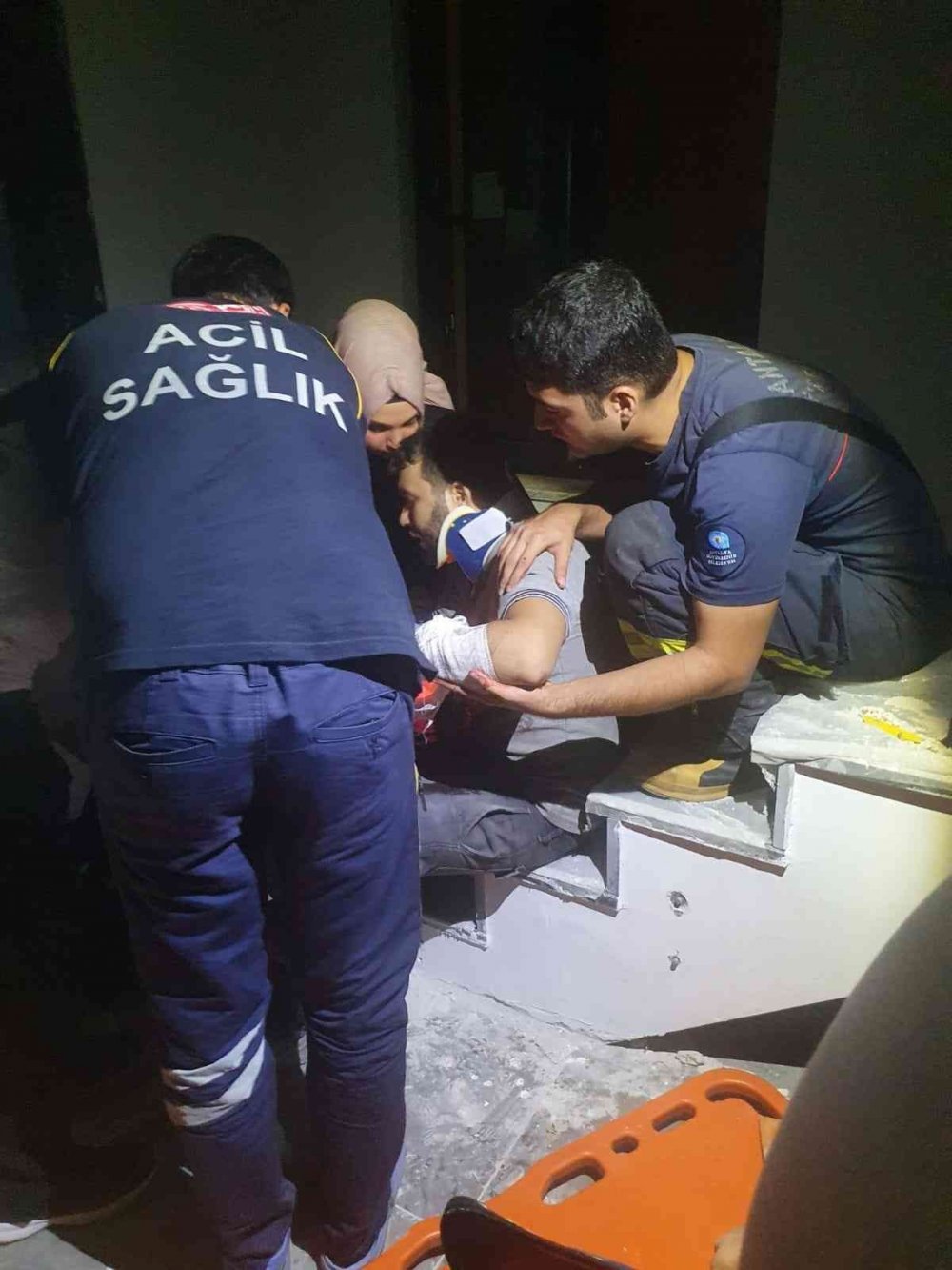 Alanya'da iş kazası! Mermer blokla birlikte asansör boşluğuna düşen 2 işçi yaralandı