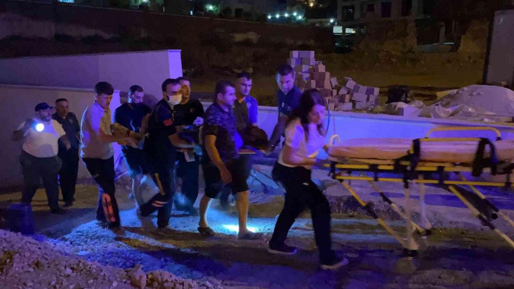 Alanya'da iş kazası! Mermer blokla birlikte asansör boşluğuna düşen 2 işçi yaralandı