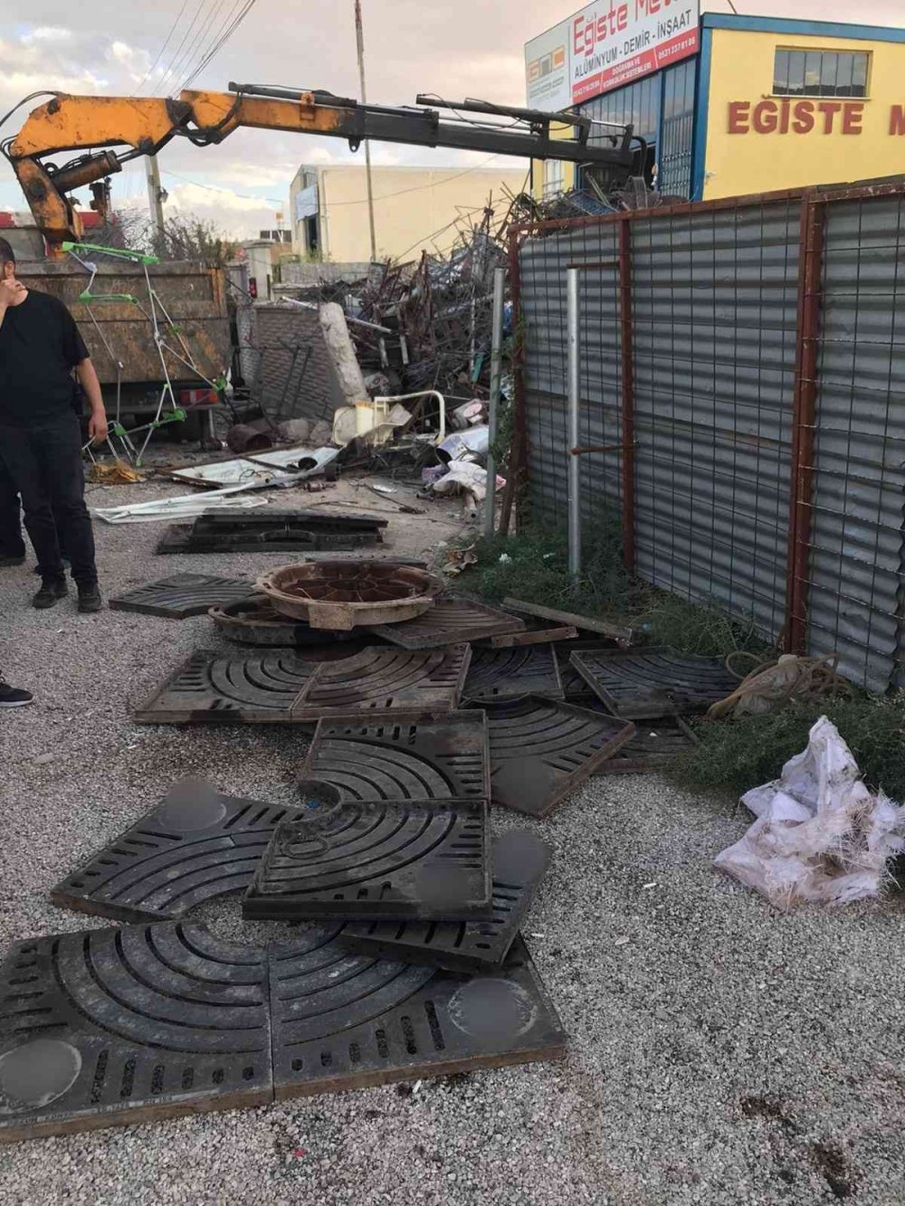 Konya'da 5-10 liraya aldıkları çalıntı rögar kapağı ve mazgalları İskenderun'a satan 2 şahıs yakalandı