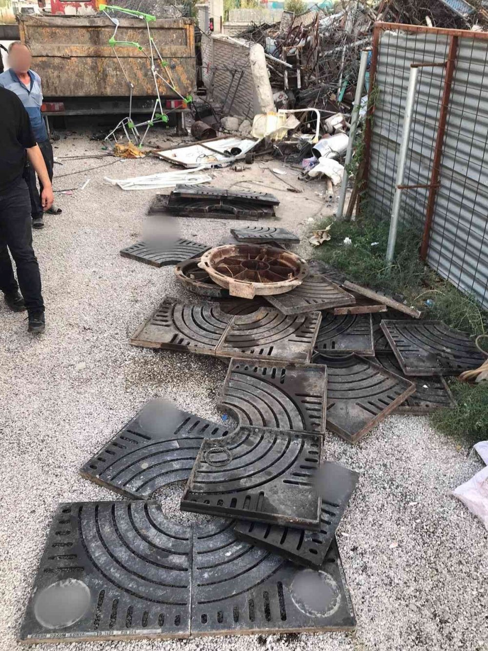Konya'da 5-10 liraya aldıkları çalıntı rögar kapağı ve mazgalları İskenderun'a satan 2 şahıs yakalandı