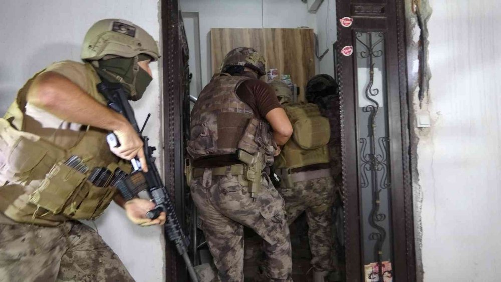 Adıyaman'da hareketli gece! Bir çok adrese özel harekat destekli şok baskın