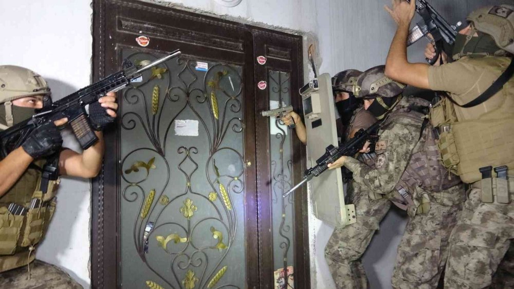 Adıyaman'da hareketli gece! Bir çok adrese özel harekat destekli şok baskın