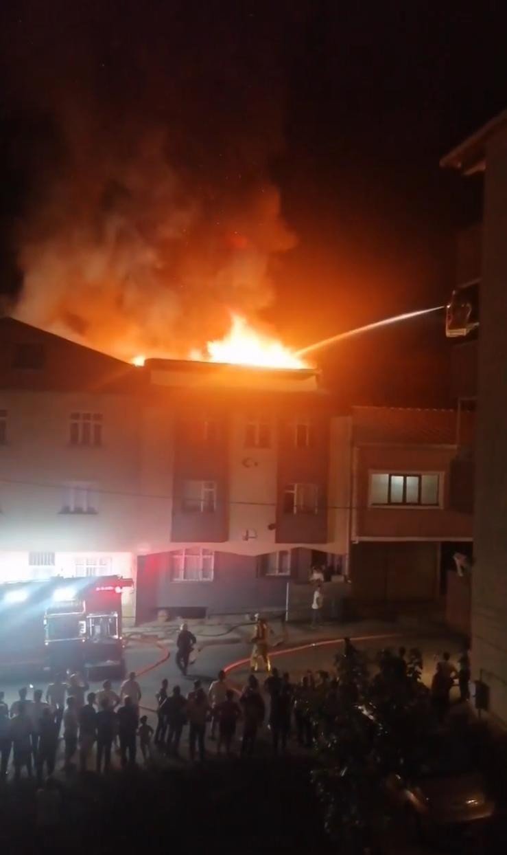 Yufka ekmek yaparken sıçrayan alevler çatıyı sardı!