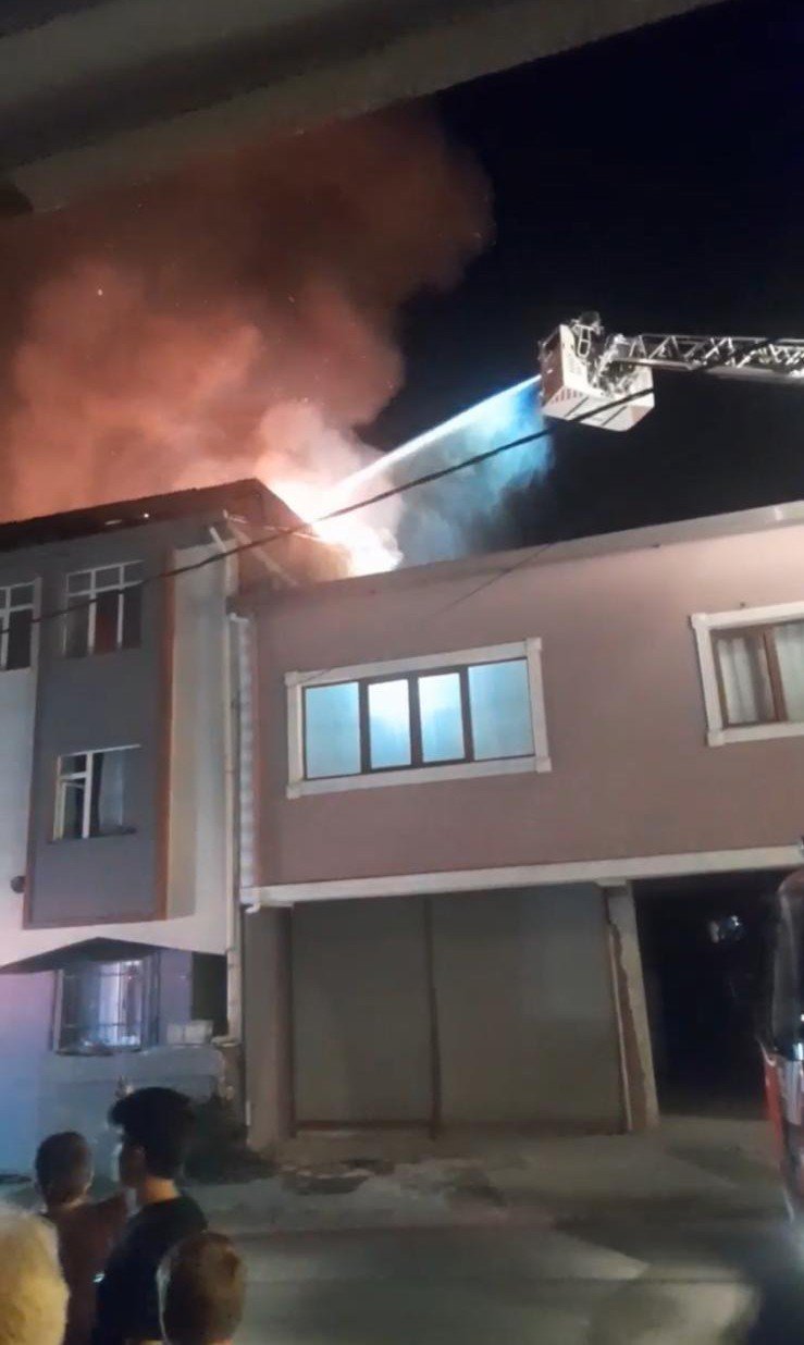 Yufka ekmek yaparken sıçrayan alevler çatıyı sardı!