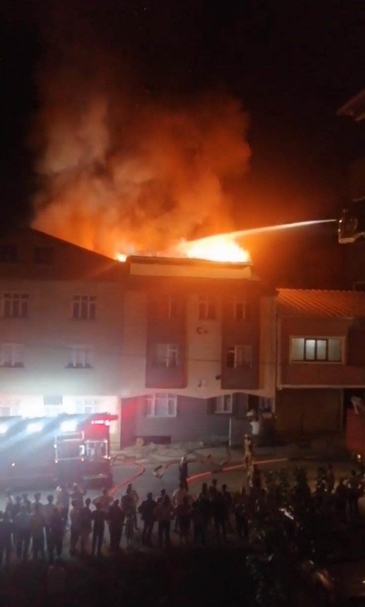 Yufka ekmek yaparken sıçrayan alevler çatıyı sardı!