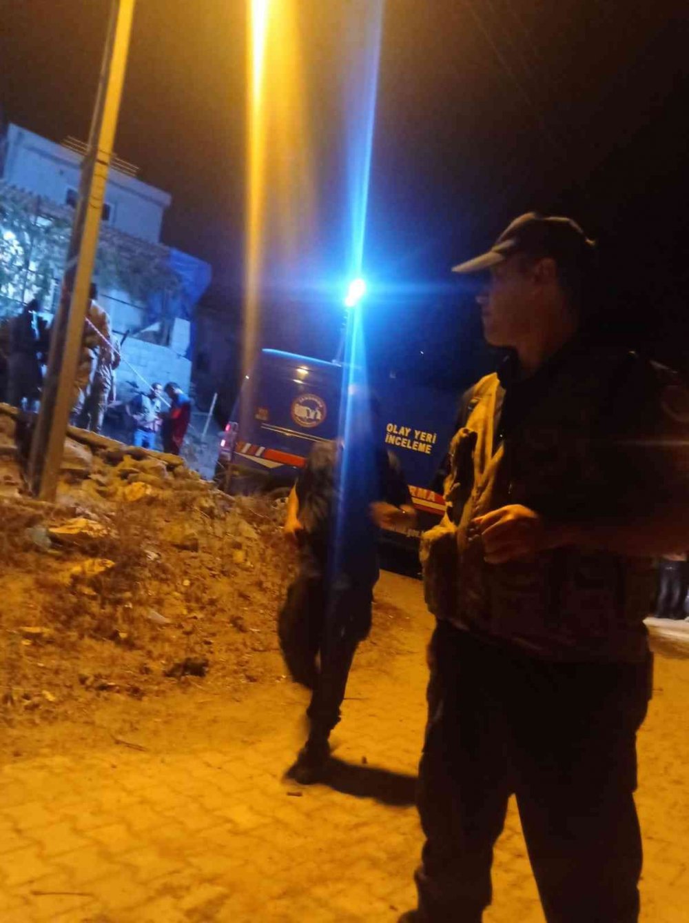 Muhtar azasının evi otomatik silahla tarandı! Eşi ve oğlu öldü! Gelini ve iki torunu yaralı