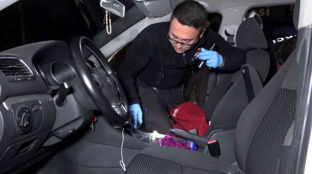 Aksaray'da seyir halinde uyuşturucu kullanırken yakalanan genç kelepçeyi sakladı